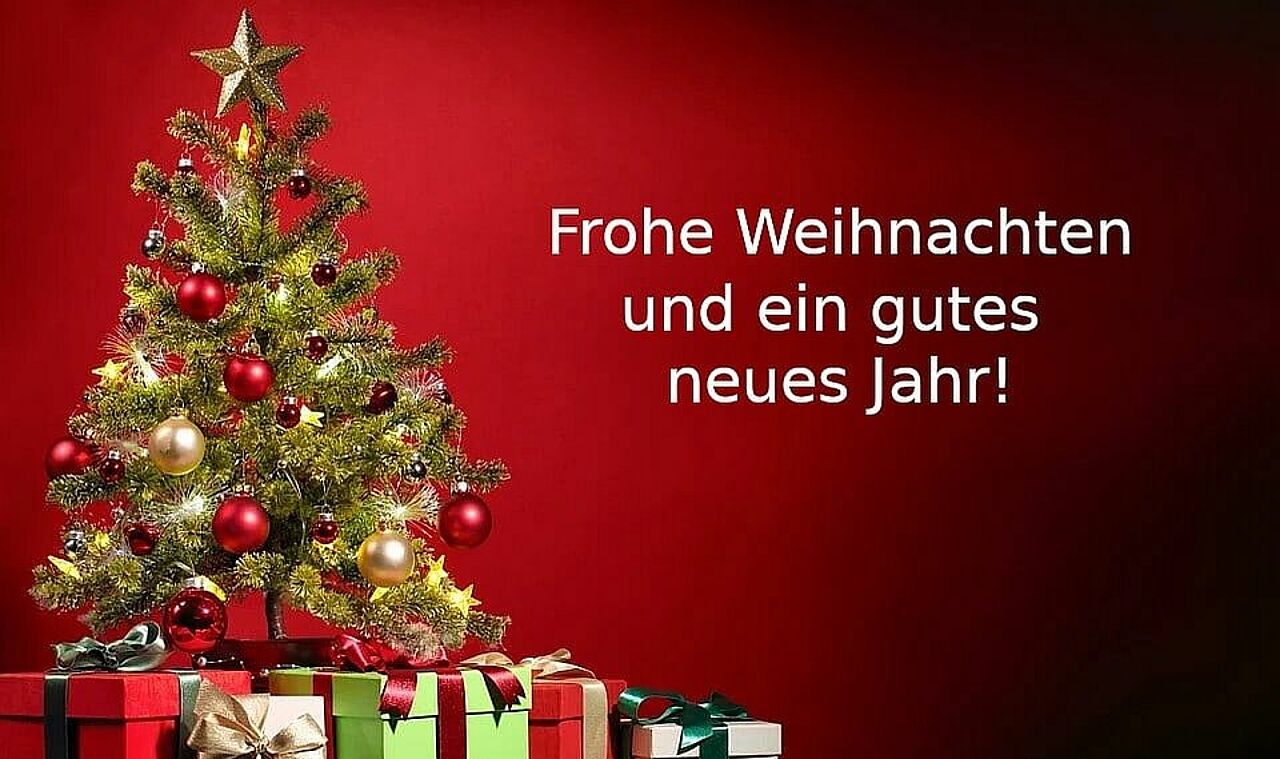 geschmückter Weihnachtsbaum mit vielen Geschenkpaketen und Päckchen vor rotem Bildhintergrund mit Farbverlauf
