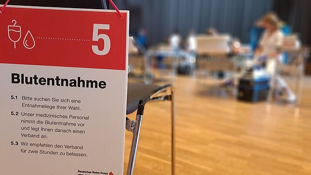 Hinweisschild zur Blutentnahme, Station 5 im Ablauf