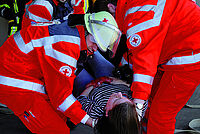 Helfer retten Person