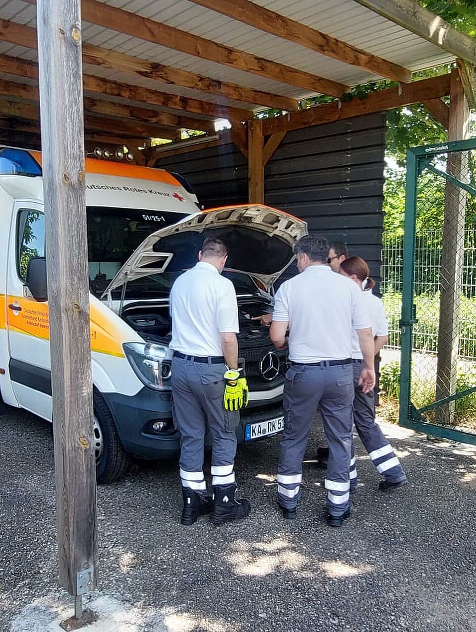 Der Motorraum des KTW wird gezeigt und besprochen
