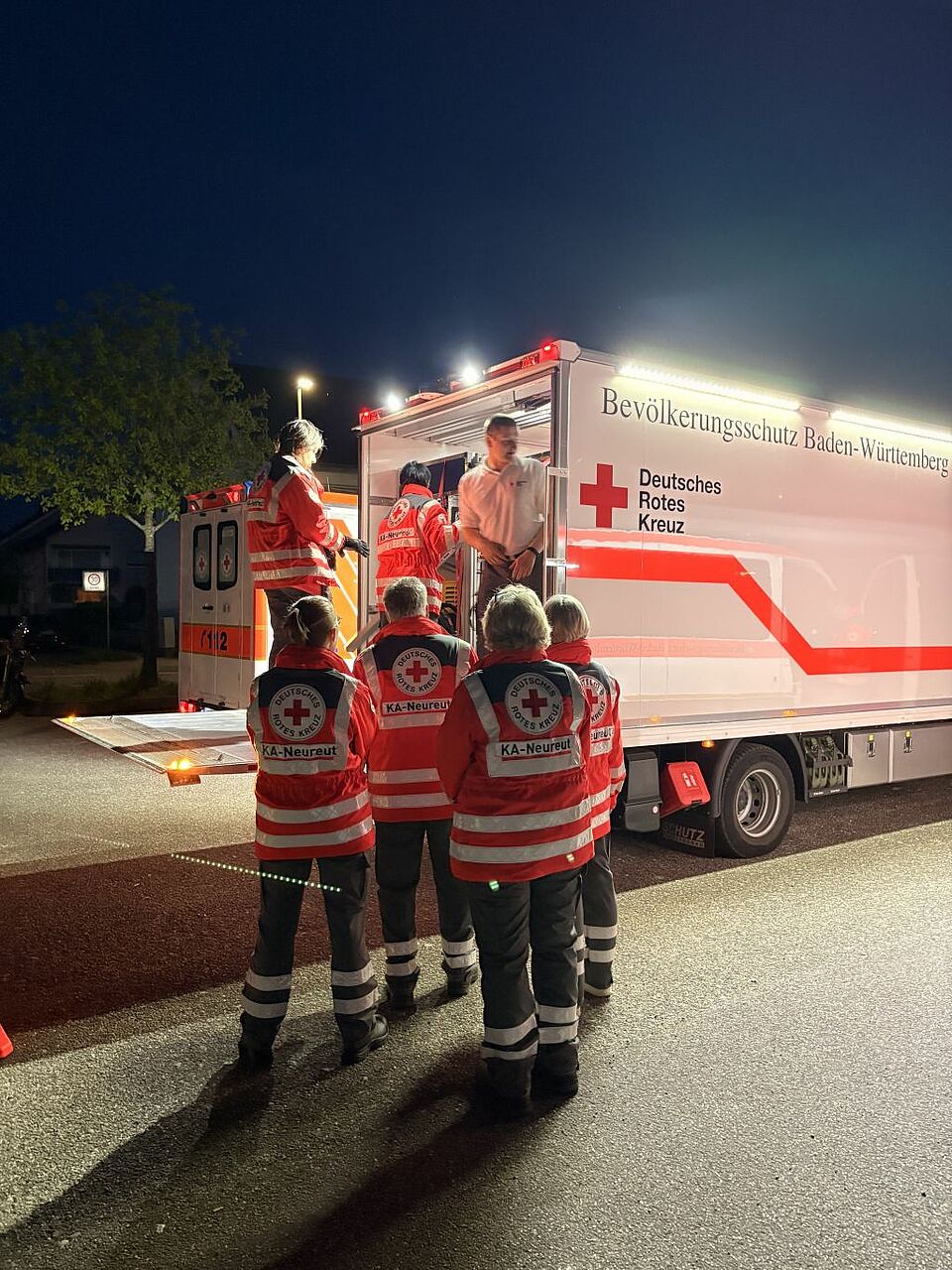 Der Gerätewagen Betreuung wird entladen und danach wieder beladen. Dabei steht speziell die Sicherung der Ladung im Vordergrund.