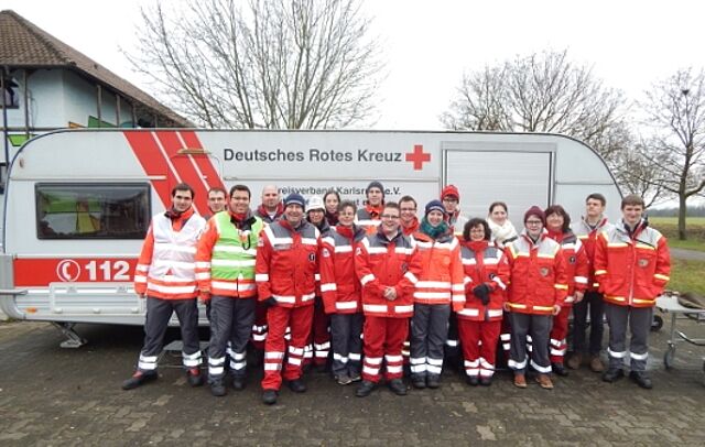 Einsatzgruppe vor der Mobilen Sanitätsstation des DRK Neureut