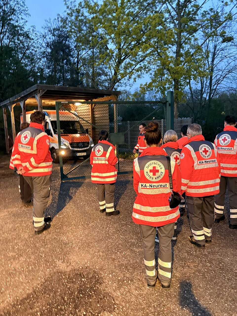 Der KTW wir gecheckt. Technik und Flüssigkeiten im Auto werden überprüft. Dann folgt die Ausrüstung und die Geräteprüfung.