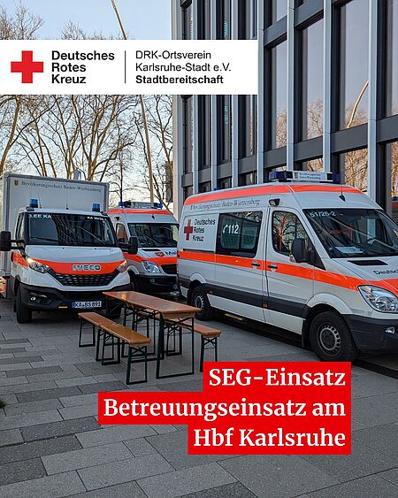 Betreuungseinsatz am Karlsruher Hauptbahnhof,3 Rotkreuzeinsatzfahrzeuge parken im Einsatzbereich, Sitzgruppen sind aufgestellt