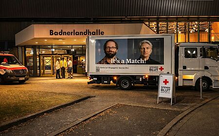 Fahrzeug des Blutspendeteams vor der Badnerlandhalle Neureut