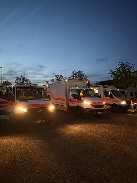 Der Neureuter Festplatz ist Schauplatz des Fahrertrainings mit dem Gerätewagen Betreuung, dem Mannschaftswagen und den Krankenwagen