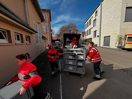Entladen Betr-LKW und Aufbau Medi-Center